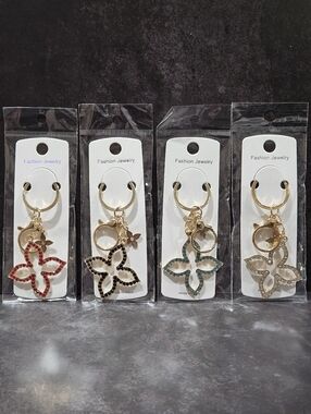 Flower 🌸 Keychain (1) Embellished With Crystals